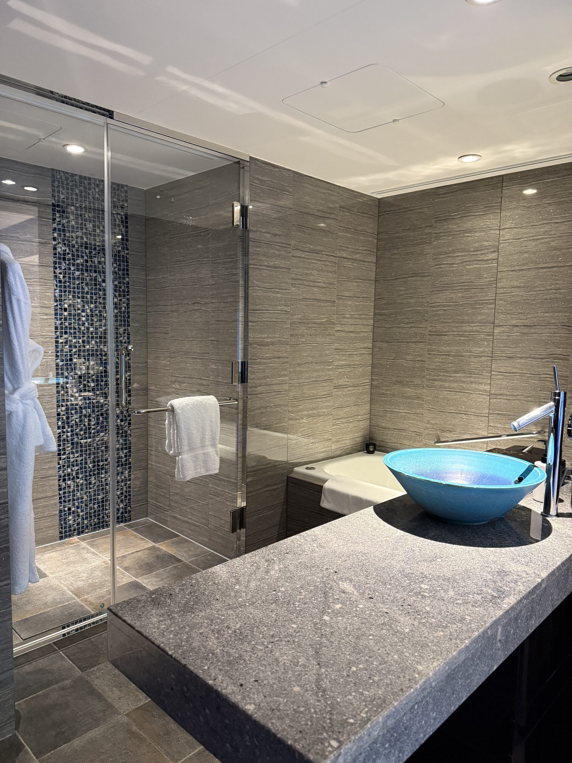 大理石調のバスルーム